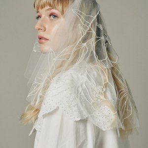 Ofrenda Kia Beaded Floral Veil